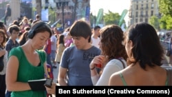 Jurnalista BBC Sarah Rainsford (stânga).