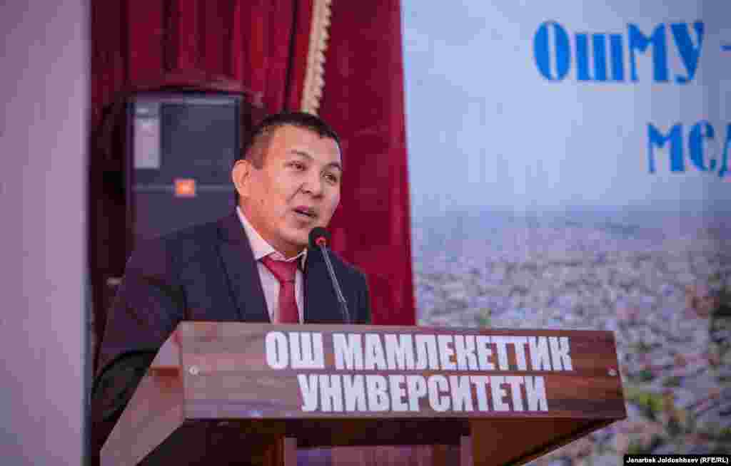 "Азаттыктын" журналисти Кубаныч Жолдошев студенттерге кесиптик тажрыйбасы тууралуу айтып берип жатат.&nbsp;