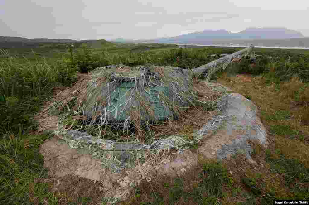 Obalna artiljerija na Iturupu. Lanac Kirilskih otoka zauzeo je Sovjetski Savez, a japansko stanovništvo protjerano nakon što su Sjedinjene Države i Velika Britanija obećale Moskvi otoke u zamjenu za ulazak u borbu protiv Japana. Danas Japan polaže prava na četiri najjužnija otoka u lancu.