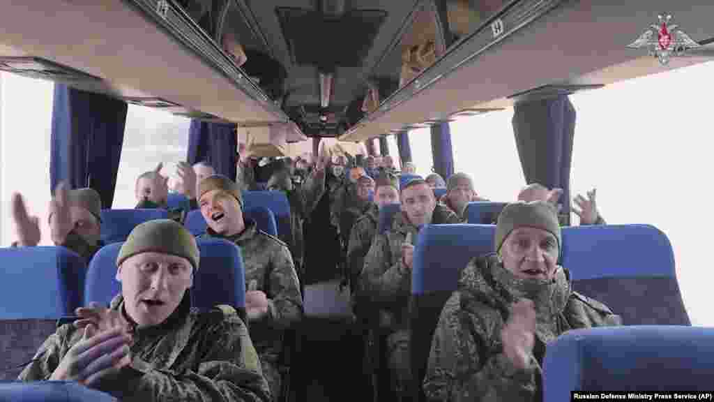 რუსი ჯარისკაცების ჯგუფი უკრაინის მიერ მათი გათავისუფლების შემდეგ. 19 მარტი, 2025 წელი.