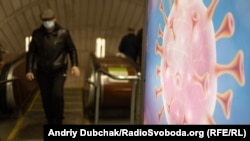 Протягом попередньої доби госпіталізували 572 хворих, 43 людини померли, у 570 констатували одужання