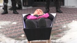 Консульство Росії в Харкові заблокували поліцейські, нацгвардійці та активісти (відео)