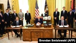 Predsednik SAD Donald Tramp s predsednikom Srbije Aleksandrom Vučićem (levo) i premijerom Kosova Avdulahom Hotijem (desno), Bela kuća, 4. septembar 2025.