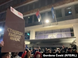 Kremlini e ka mbështetur regjimin në Serbi në shtypjen e "revolucionit me ngjyra", i cili është termi i përdorur nga zyrtarët serbë për t'iu referuar protestave studentore dhe civile që kanë vazhduar që nga fundi i nëntorit 2024.