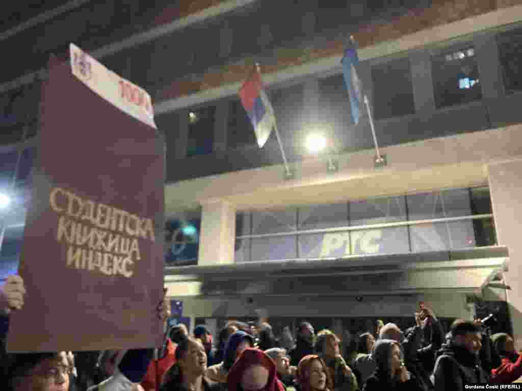 Dok su pravili buku duvanjem u pištaljke i skandiranjem, javni medijski servis je u 16. minutu Dnevnika izvestio o studentskom protestu pred RTS-om.