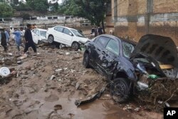 په مینګوره کې تر باران وروسته سېلاب یوشمېر ګاډي لاهو کړل - د جولای ۱۵مې انځور.