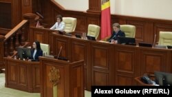 Președinta R. Moldova, Maia Sandu (stânga sus), și moderatoarea ședinței de constituire, Zinaida Greceanîi (dreapta), la prima ședință a Parlamentului de legislatura a XII-a, 22 octombrie 2025.