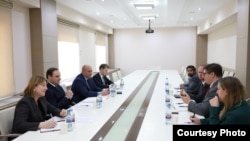 შეხვედრის ამსახველი ფოტო 