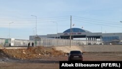 Кыргыз-казак чек арасындагы "Ак жол" өткөрмө бекети. Иллюстрациялык сүрөт. 