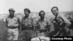 Группа русских добровольцев. Крайний справа с собакой - Антон Яремчук.