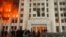 Горящее здание акимата Алматы в день протестов, которые вылились в беспорядки. 5 января 2022 года