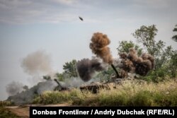 Мить пострілу САУ під час бойового злагодження батальйону морської піхоти на полігоні під Урзуфом, 28 липня 2021 року