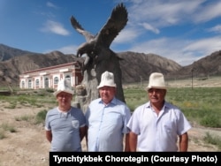 Тарыхчылар Н.Алымкулов (солдо), Т.Чоротегин жана А.Акунов Мүнүшкөрлөр айылында. ШУАР, КЭР. 30.7.2015.