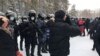 Спецназ полиции и протестующие у акимата в Актобе. 5 января 2022 года