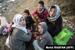 Ооганстандагы балдардын тамак жеп жаткан учуру. Иллюстрациялык сүрөт.