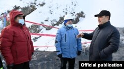 Садыр Жапаров, Акылбек Жапаров жана Теңгиз Бөлтүрүк Кумтөрдө.  