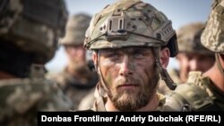 Морський піхотинець 503-го батальйону під час бойової підготовки в районі проведення операції Об'єднаних сил на узбережжі Азовського моря, Донецька область, 28 липня 2021 року