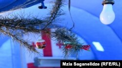 საშობაო ნაძვის ხის დეტალი ენმ-ის მოშიმშილეთა კარავში. დეკემბერი, 2021 წ.