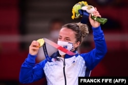 Xhudistja Distria Krasniqi gjatë ceremonisë së ndarjes së medaljeve olimpike. 24 korrik 2021.