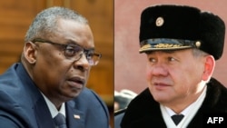 Комбіноване фото. Розмова Ллойда Остіна (ліворуч) та Сергія Шойгу відбулася на тлі занепокоєння Заходу тим, що Росія сконцентрувала близько 100 тисяч військових на кордонах України