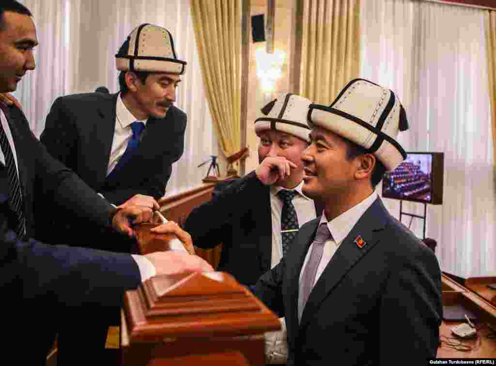 Диний насааттары менен белгилүү болгон мурдагы маданият министри&nbsp;Нуржигит Кадырбеков "Ыйман Нуру" партиясынан Жогорку Кеңешке шайланып келди.