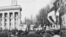 Мітынгтоўцы перад будынкам тэлебачаньня, люты 1990, фота Ул.Сапагова (крыніца - vytoki.net)