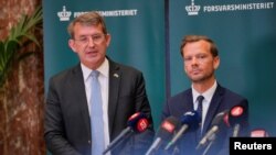 Ministrul danez al Apărării, Troels Lund Poulsen (stânga), și ministrul Justiției, Peter Hummelgaard, susțin o conferință de presă legată de incursiunile dronelor deasupra mai multor aeroporturi daneze. Copenhaga, 25 septembrie 2025.