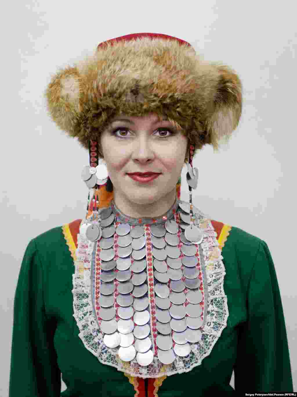 Старикова Олеся, 33 года, артистка балета. "Мама у меня чистокровная марийка, папа &ndash; 50/50. Что для меня быть мари? Все входит! И язык,&nbsp;и обряды, и семья, теперь это и есть народ. Язык является неким ключем к понимаю отношения&nbsp;мари к природе. Именно через него можно выразить все чувства, которые сложно рассказать, но&nbsp;можно прочувствовать. Мари это связь с прошлым и осознание себя. Мой дедушка как раз был&nbsp;таким стержнем этой связи. Всегда раздавал еду детям, а сам кости доедал. Это и есть для меня&nbsp;мари. Мы с мужем специально купили дом, чтобы у детей была своя Родина, своя связь с землей. Квартира это совсем иное".