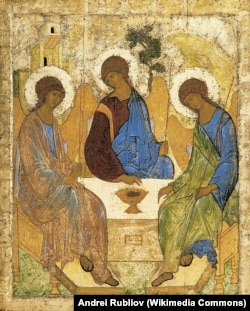 Sfânta Treime - Tatăl, Fiul și Duhul - de marele iconar rus Andrei Rubliov, în sec. XV. SfântaTreime ca trei îngeri la stejarul din Mamvri este singura corectă. Dumnezeu Tatăl nu este un moș cu barbă, admit și ortodocșii și catolicii. Iar Sfântul Duh e de mister sută la mie.