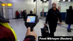 Gazagystan. Aeroportda ýolagçylaryň gyzgyny barlanýar.