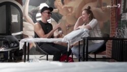 یو روسی ځوان په ړندو سترګو د خلکو په بدن ټټو یا خالونه انځوروي