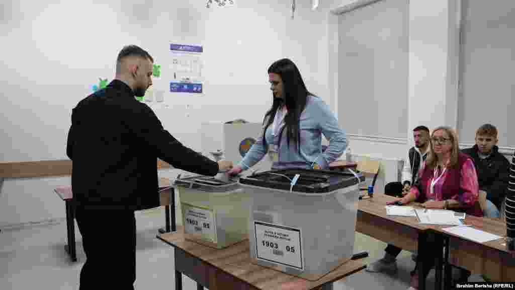 Një qytetar duke hedhur votën në kutinë e votimit në një qendër votimi në Prishtinë, pasi votoi mëngjesin e hershëm në zgjedhjet lokale, Prishtinë, 12 tetor 2025.