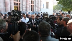 Armenia - Economy Minister Gevorg Papoyan talks to protesting drivers of Armenian heavy trucks, Yerevan, October 16, 2025.