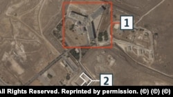 În această imagine din satelit a Planet Lab, din 2 septembrie 2024, sunt vizibile cele două structuri principale ale închisorii Saydnaya. Majoritatea prizonierilor au fost adăpostiți în clădirea mai mare, supranumită „Roata Mercedes”. 