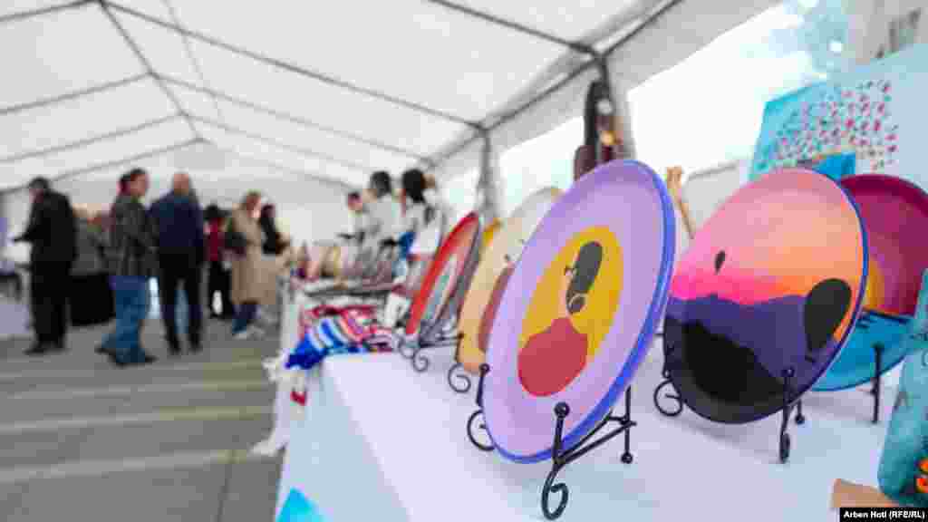 Pjata dekori, të punuara nga viktimat e dhunës seksuale të luftës.