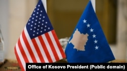 Flamuri amerikan përkrah atij kosovar.
