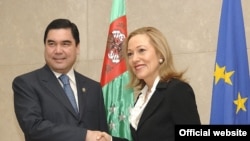 Turkmen President Gurbanguly Berdymukhammedov with EU External Relations Commissioner Benita Ferrero-Waldner -- Bouzarovski says Europe should not "overlook human rights abuses in a Central Asian country in the name of supposed energy-security concerns."