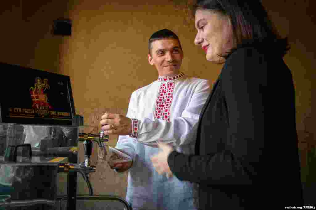 Пасьля сваёй прамовы Кірыл Якімовіч прадставіў сваё адмыслова зваранае да сьвята піва пад назвай "Сто год"