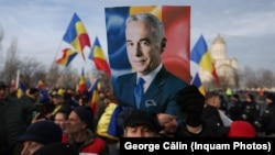 Protest al suveraniștilor care îl susțin pe Călin Georgescu în fața Curții Constituționale, ianuarie 2025.