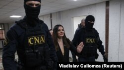 Evghenia Guțul, adusă la Judecătoria Ciocana din Penitenciarul nr. 13 de mascații CNA, de unde a fost lăsată să plece acasă, după pronunțarea deciziei. 