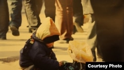 Ребенок на базаре.