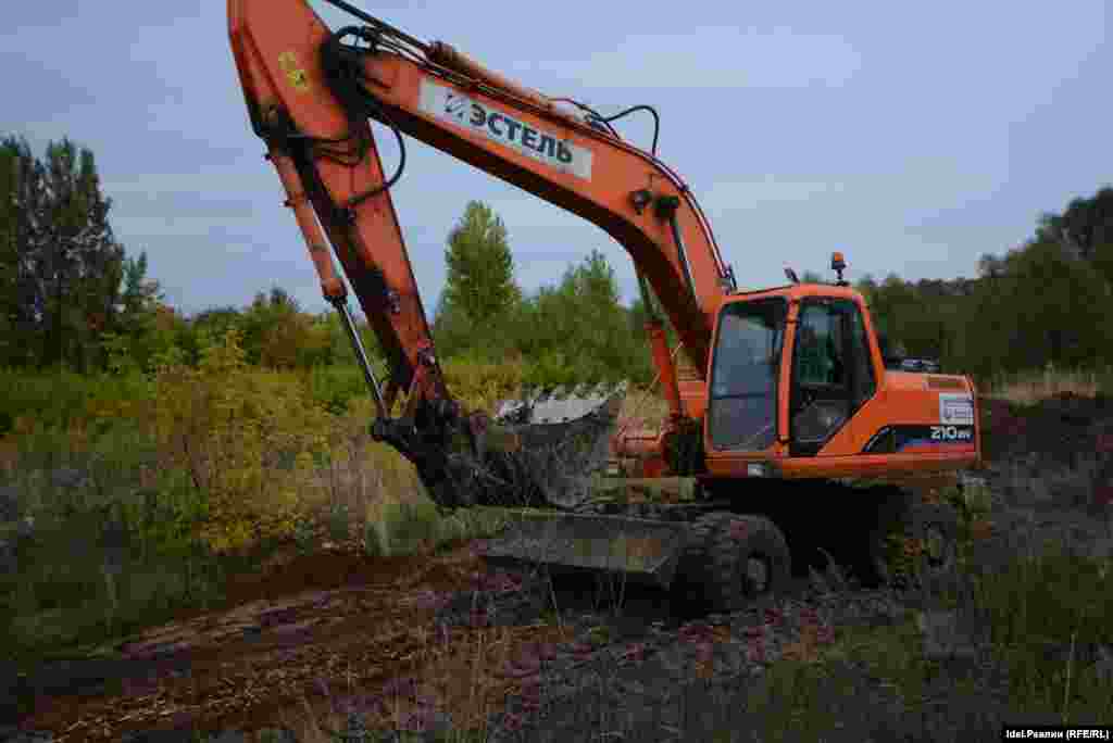 Тяжелая техника &ndash; трактор и экскаватор &ndash; спешно покидает объект, едва на территории зафиксировали появление "чужаков"