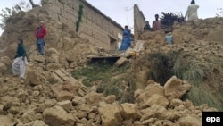 Пакистандын Ооганстан менен чектешкен Баджаур аймагынын тургундары жер титирөөдөн кийинки урандылардын үстүндө турат. 26-октябрь, 2015-жыл 