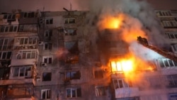 Пожар в многоэтажном доме, в который попал российский беспилотник, Запорожье, Украина, 16 декабря 2025 года