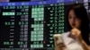 Bursele asiatice și cele americane au deschis în scădere, urmare a tarifelor anunțate săptămâna trecută de Donald Trump. Aici, o imagine de la bursa din Taiwan care a deschis luni cu o scădere de 9,8% a valorii acțiunilor tranzacționate. 