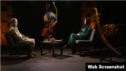 Умбон – это металлическая накладка, чаще всего полусферической формы, которая которая крепилась в центре щита. Его основная функция – защита кисти руки воина от ударов, которые могли бы пробить щит