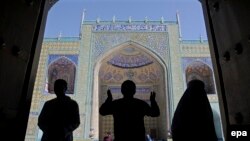 Силуэты людей на фоне мечети в Афганистане.