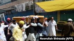  تصویر آرشیف: شماری از سیک ها تابوت یکی از قربانیان حملهٔ انتحاری بر درمسال جلال آباد را که در سال ۲۰۱۸ میلادی کشته شد٬ حمل می کنند. 