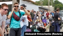 Жители ОРДЛО в очереди на пересечение блокпоста, июнь 2020 года 