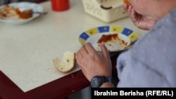 Pacientët duke ngrënë vaktin e mëngjesit në Qendrën për Shëndet Mendor në Ferizaj.